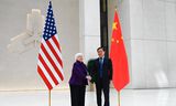De Amerikaanse minister van Financiën Janet Yellen begroet Pan Gongsheng, president van de Chinese centrale bank, maandag op het hoofdkwartier van de bank in Beijing.