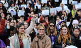Judith Godrèche (midden) tijdens een demonstratie in Parijs tegen feminicide op Internationale Vrouwendag dit jaar.  