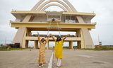 Sabrina Starke en Irene Agyeman Hin op het Black Star Square in Accra.