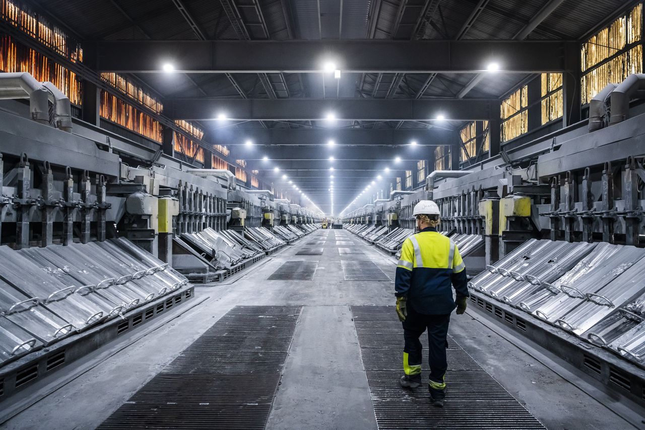 Aluminiumgieterij en -smelterij Aldel bij Delfzijl.