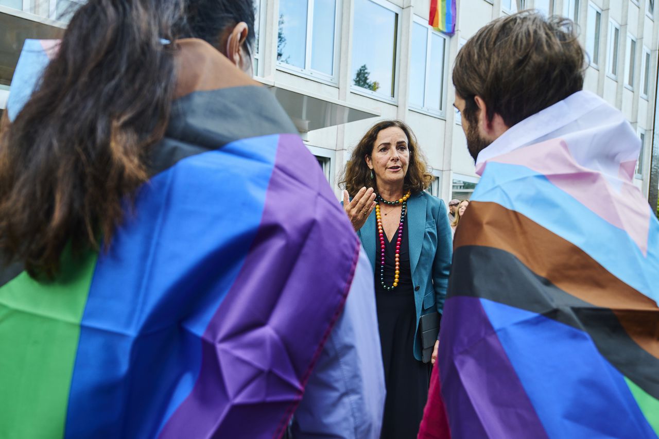 De Amsterdamse burgemeester Femke Halsema bij een demonstratie eind augustus tegen het toenemende geweld tegen mensen uit de lhbti+-gemeenschap.