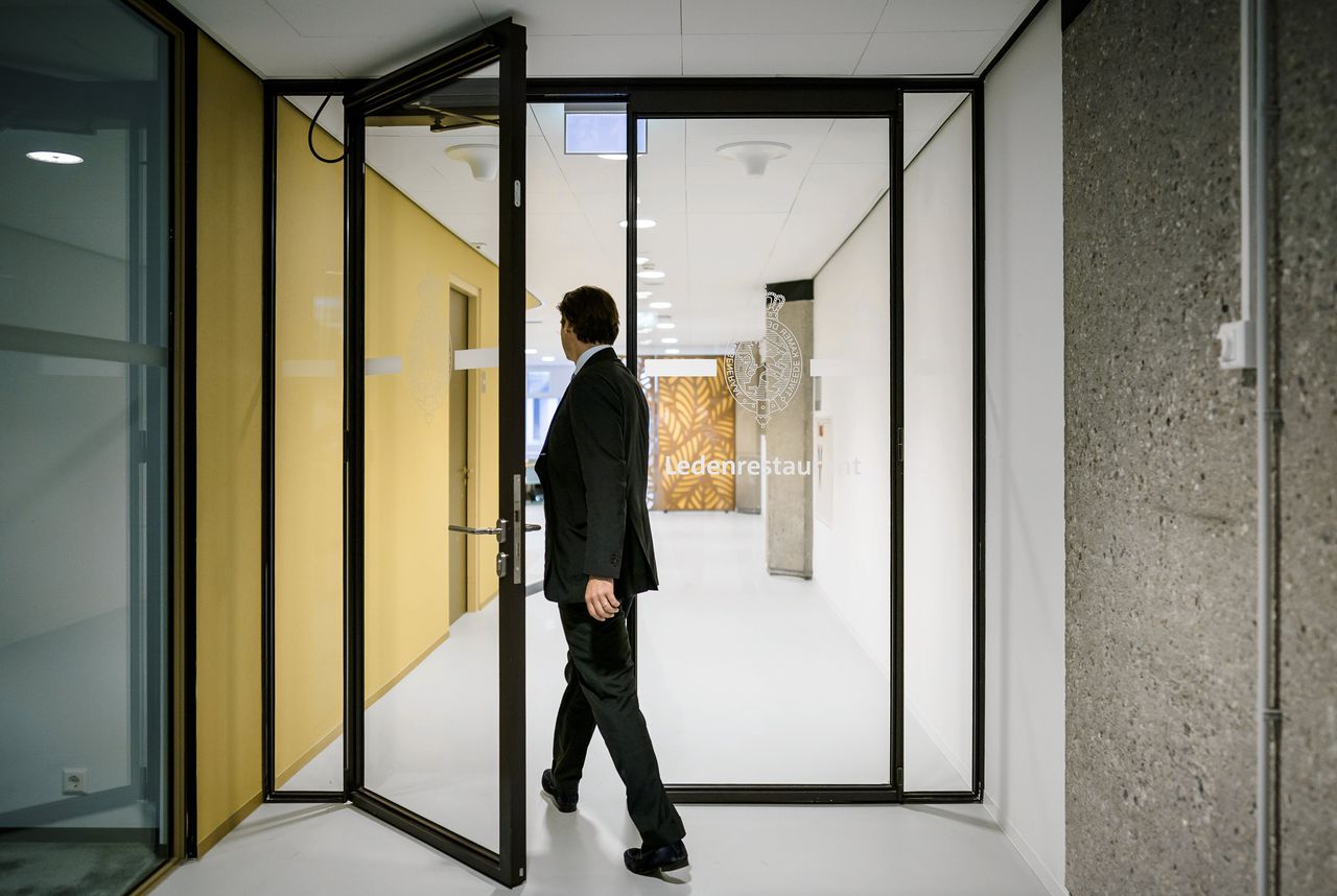 Thierry Baudet (FVD) na afloop van de stemming over het voorstel om hem tijdelijk te schorsen vanwege het niet melden van zijn nevenfuncties.