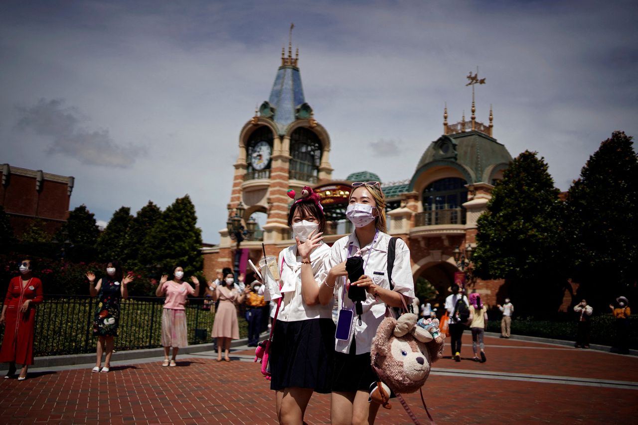 Maandag werd Shanghai Disney Resort onverwachts gesloten, bezoekers worden vastgehouden.