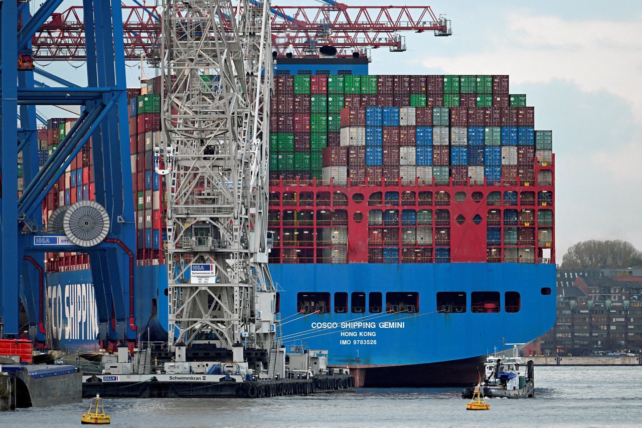 Een containerschip van de Chinese rederij Cosco in de haven van Hamburg