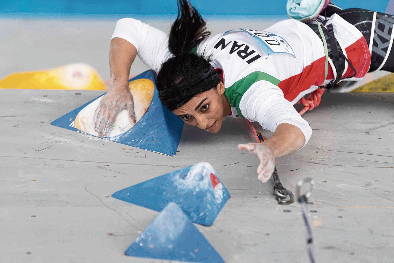 Sportklimmer Elnaz Rekabi, klom zonder hoofddoek.