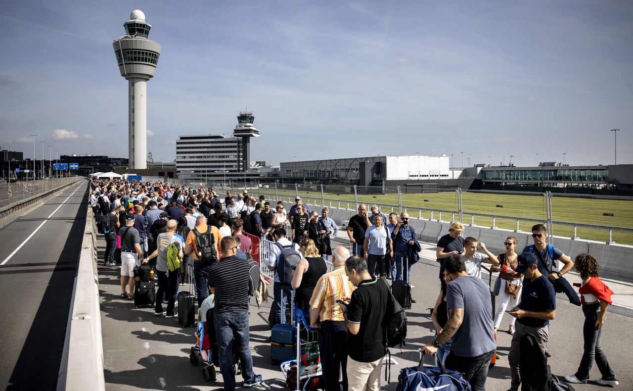 De rijen bij Schiphol zijn niet het enige probleem dat Sondag moet oplossen op Schiphol.