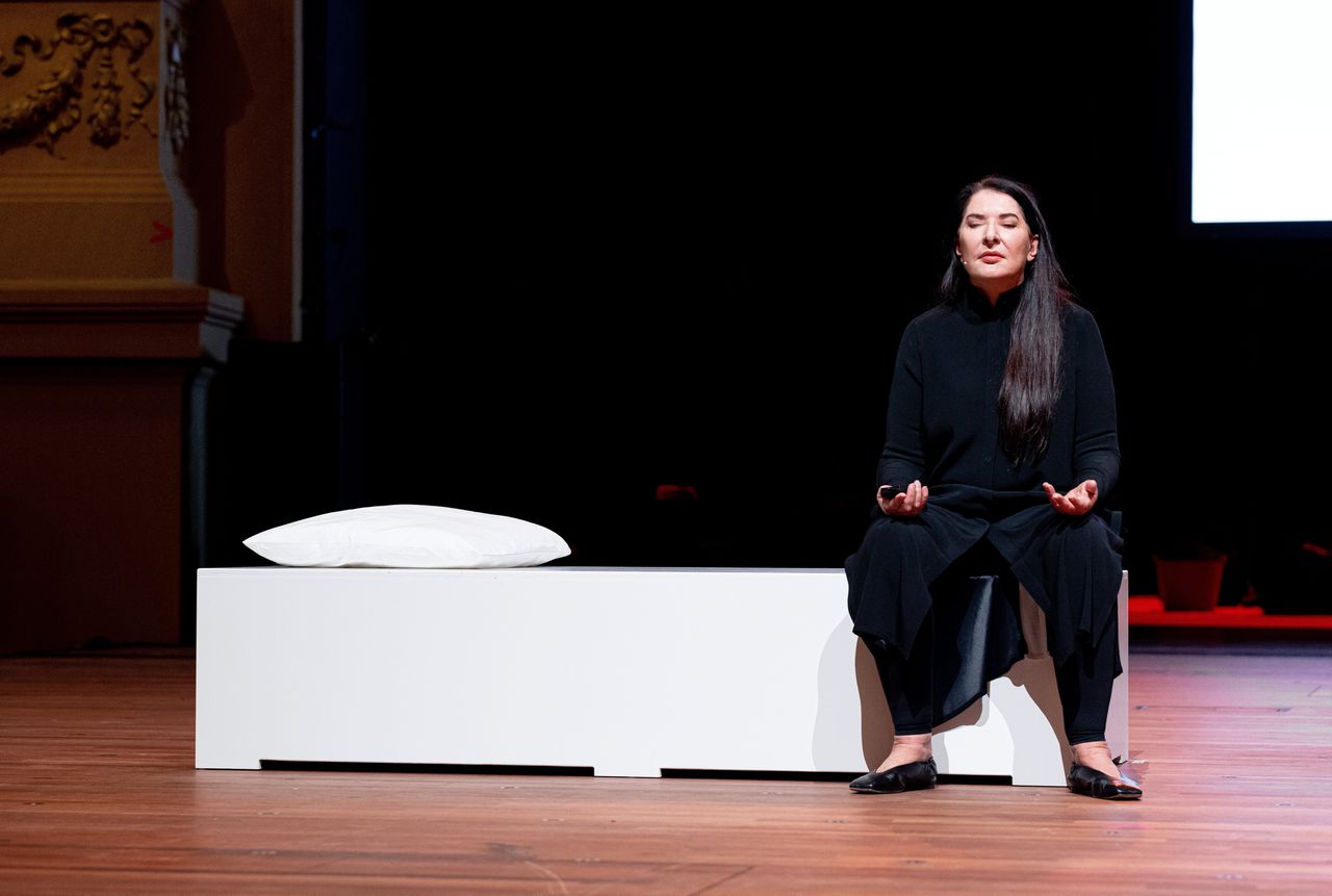 Marina Abramovic tijdens haar les ‘De Marina Abramovic methode’.