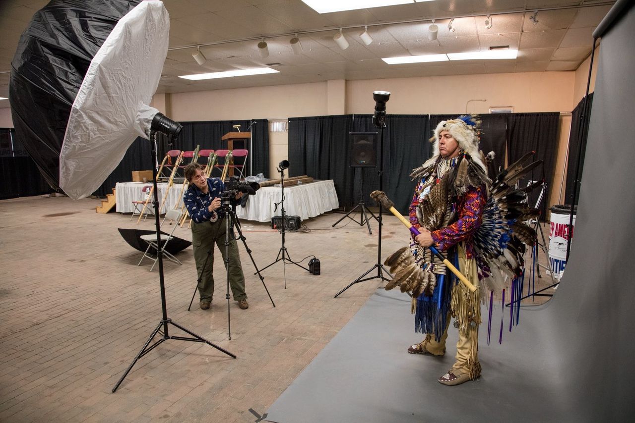 George Free Spirit Medina, lid van de Oglala Sioux stam, wordt gefotografeerd tijdens een bijeenkomst van de North American Native People.