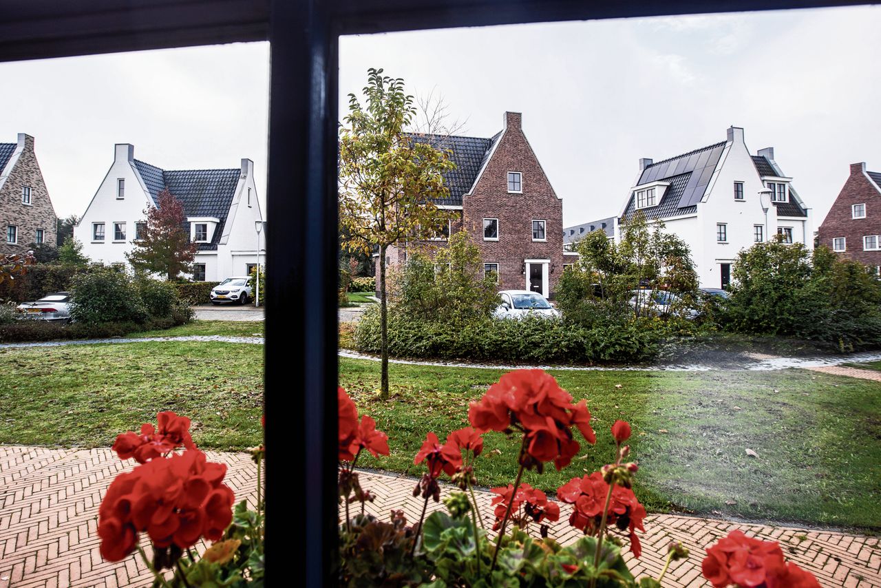 Kale daken en daken met zonnepanelen in de wijk Vathorst in Amersfoort.