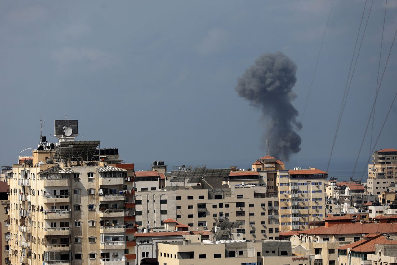 Rookpluimen boven Gaza-Stad na een Israëlische raketaanval in augustus dit jaar. Foto Majdi Fathi/NurPhoto