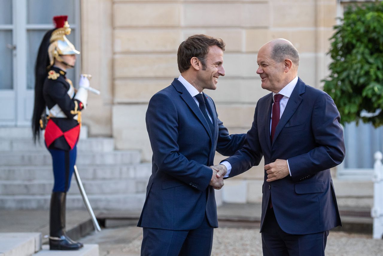 De Franse president Emmanuel Macron (links) ontvangt de Duitse bondskanselier Olaf Scholz woensdag voor een werklunch bij het Élysée in Parijs.