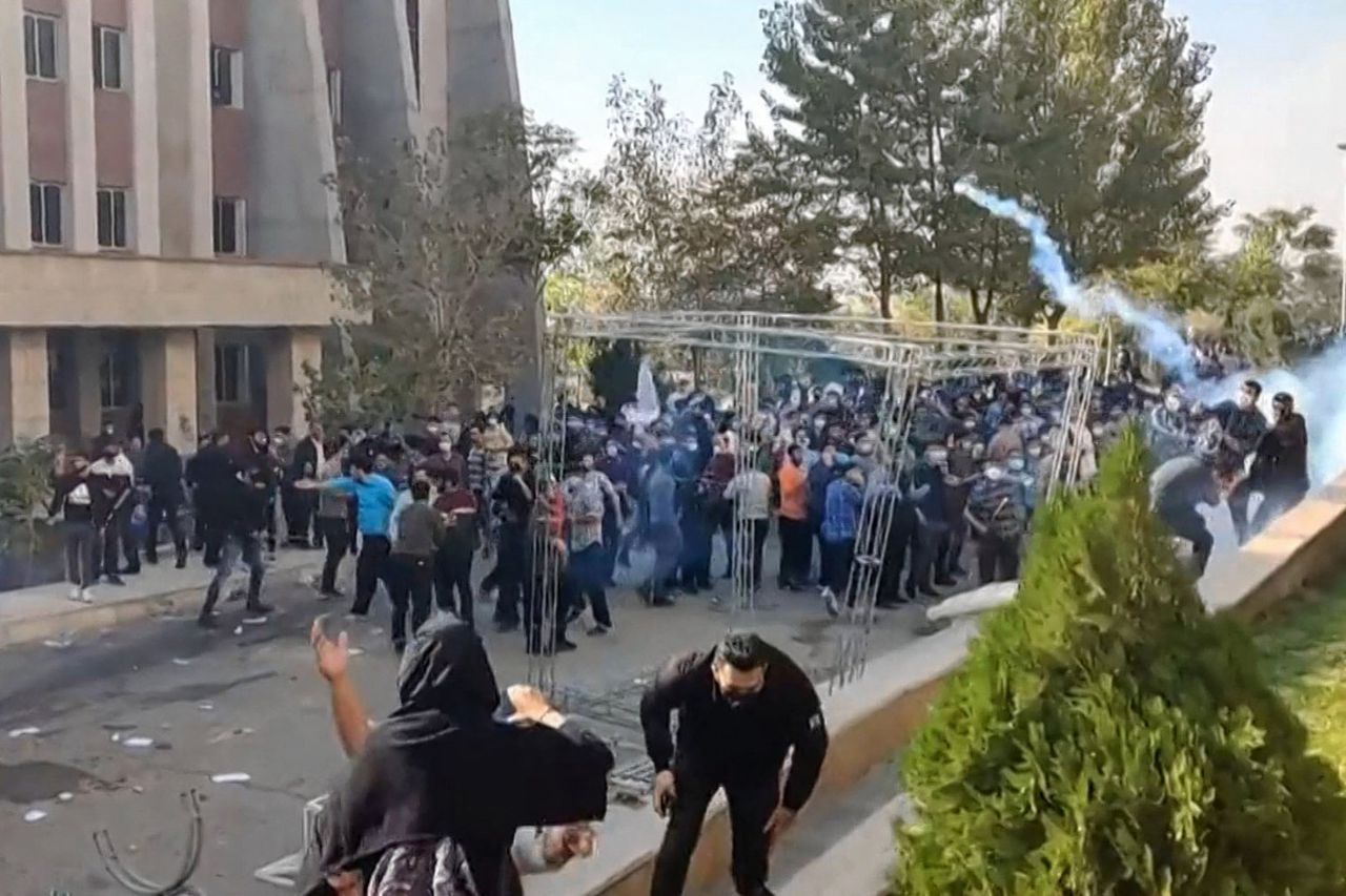 Demonstranten bij een protest aan de Universiteit van Noord Teheran, afgelopen weekeinde.