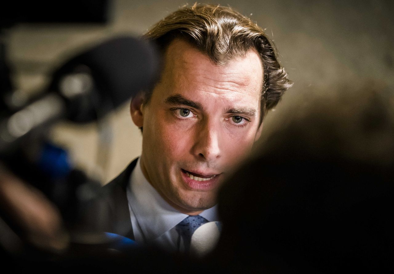 Thierry Baudet (FvD) in gesprek met journalisten, na afloop van de stemming over het voorstel om hem tijdelijk te schorsen vanwege het niet melden van zijn nevenfuncties.