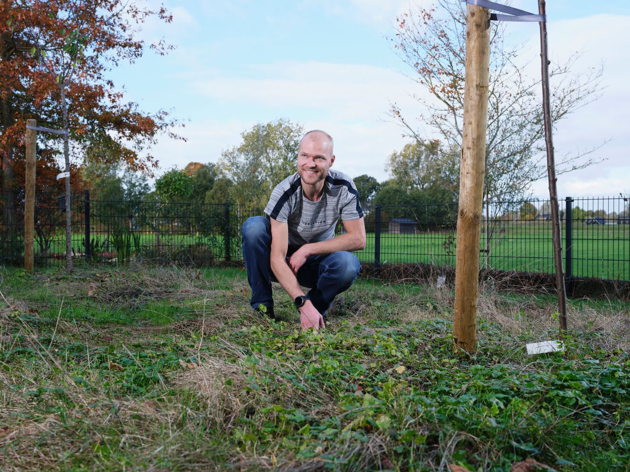 Sonny Marsman bij zijn wilde tuin.