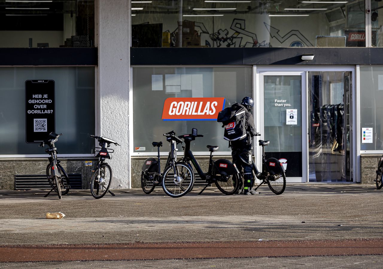 Een zogeheten ‘dark store’ van Gorillas in het centrum van Amsterdam, van waaruit de boodschappen worden bezorgd.