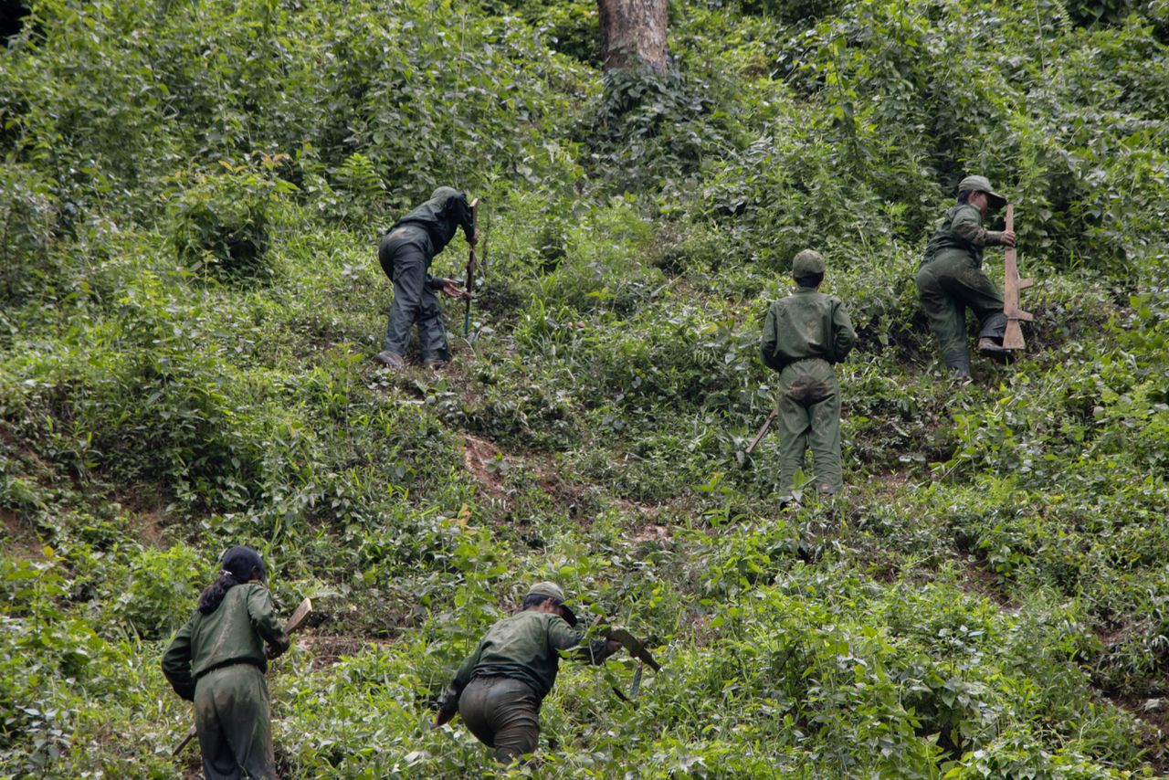 Leden van de People’s Defence Force (PDF), de gewapende vleugel van de oppositionele Regering van Nationale Eenheid, trainen in een kamp in Myanmar voor de strijd tegen de Militaire junta.