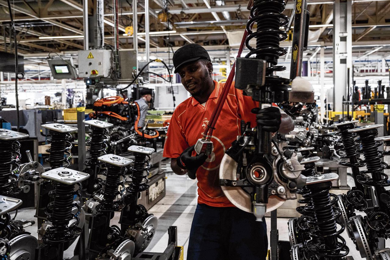 In de autofabriek van Stellantis (fusie PSA en Fiat-Chrysler) in Noord-Frankrijk worden auto’s die op waterstof rijden in elkaar gezet, een van de alternatieven voor fossiele brandstof.