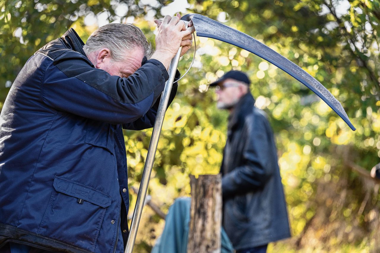 De zeisbrigade in actie bij Paterswolde. Foto Sake Elzinga