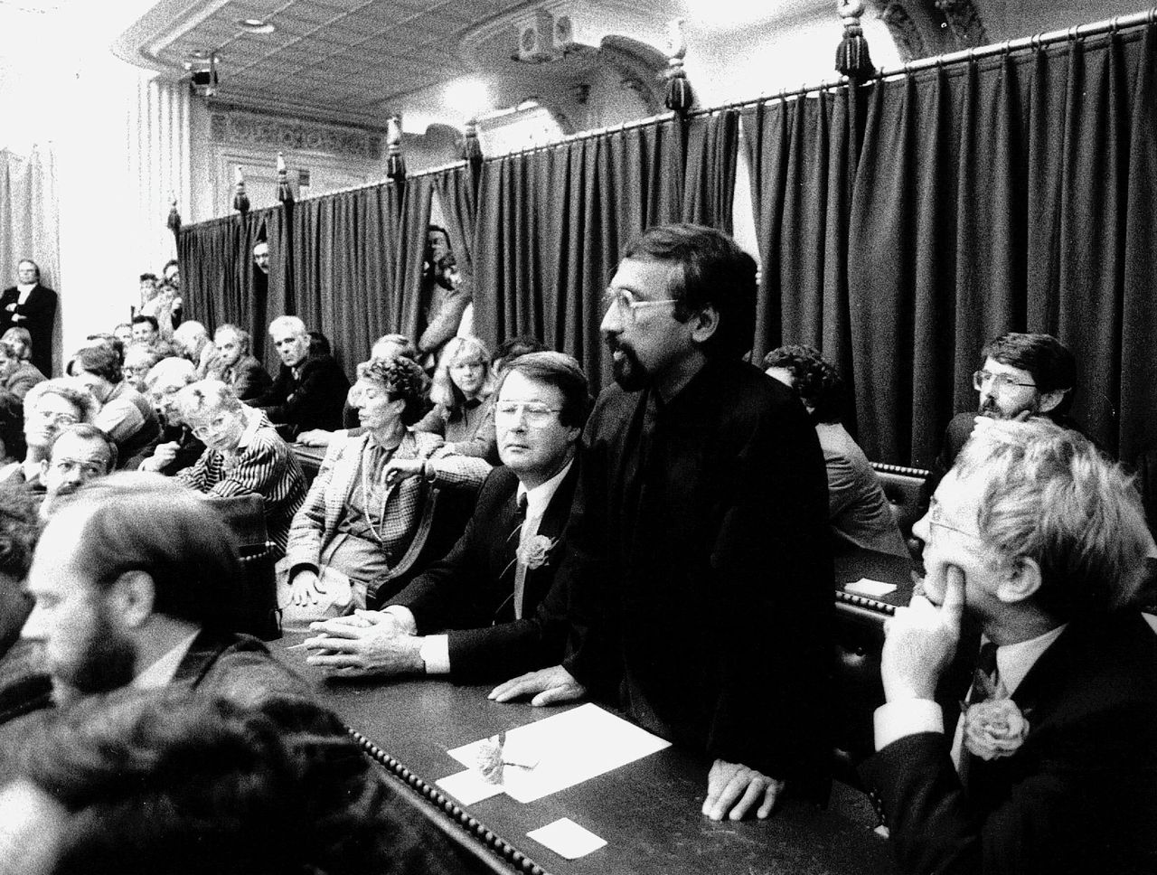 Beëdiging van de Tweede Kamer in 1986. Rechts: John Lilipaly.