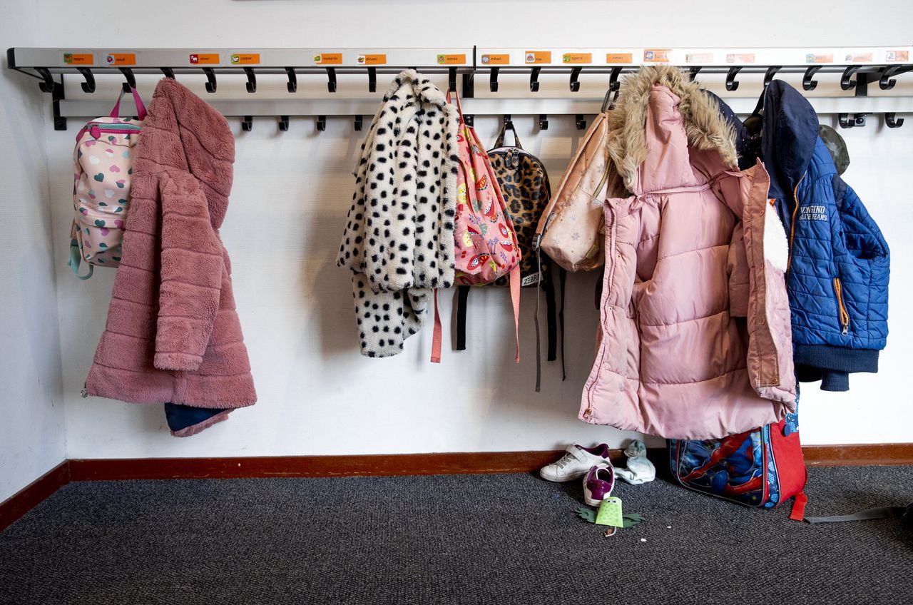 Jassen en tassen van kinderen hangen aan kapstokken op een buitenschoolse opvang in Leiderdorp.