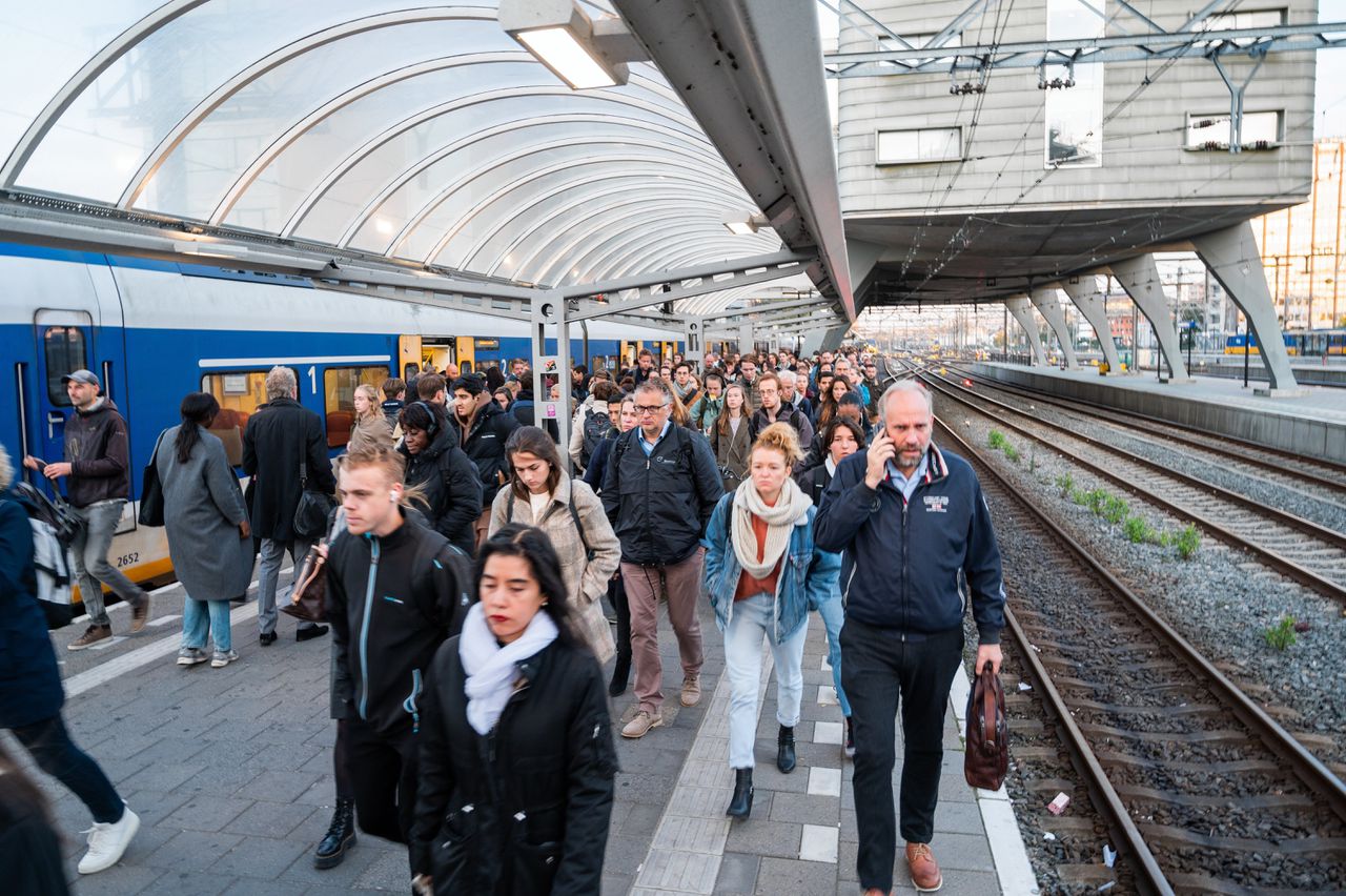 Drukte op Amsterdam Centraal. NS gaat de dienstregeling vanaf 7 november opnieuw versoberen.