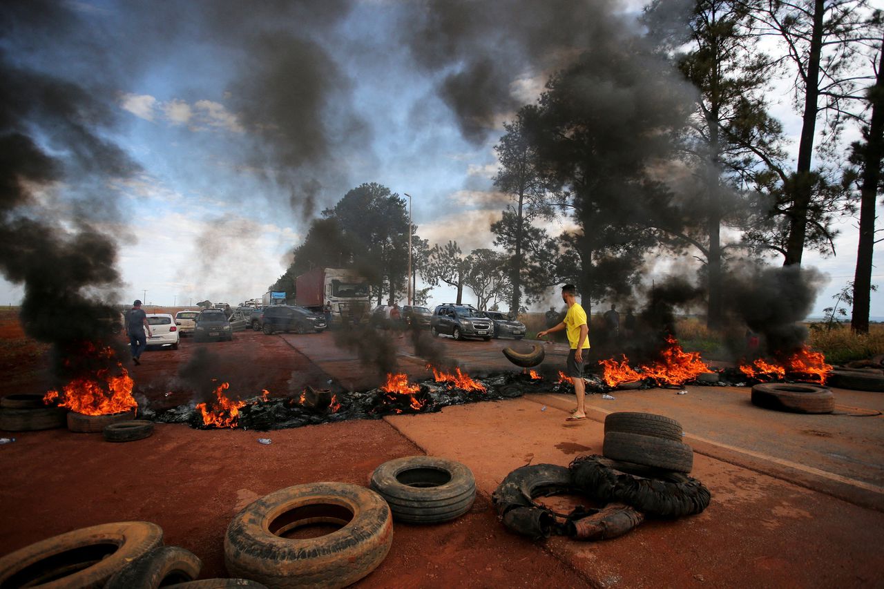 Aanhangers van de Braziliaanse president Jair Bolsonaro blokkeren maandag een snelweg uit protest tegen de overwinning zondag van zijn rivaal Luiz Inacio Lula da Silva.