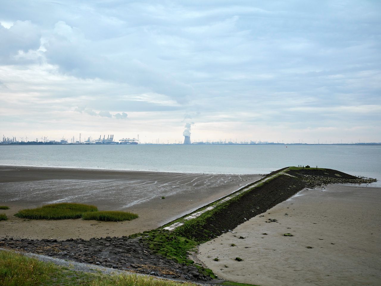 De Westerschelde met de haven van Antwerpen op de achtergrond. Op een verkeerde manier verwerkt PFAS-afval zou via lozingen in de Westerschelde weer terug kunnen stromen naar Nederland.