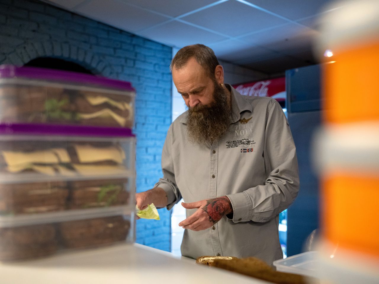 Johan Muurlink (53) smeert dagelijks bergen brood zodat kinderen niet met een lege maag in de klas zitten. „Ik heb jarenlang alle drugs gebruikt die god verboden had, daarvoor betaal ik nu de tol. Maar opgeven zit niet in mijn aard.”