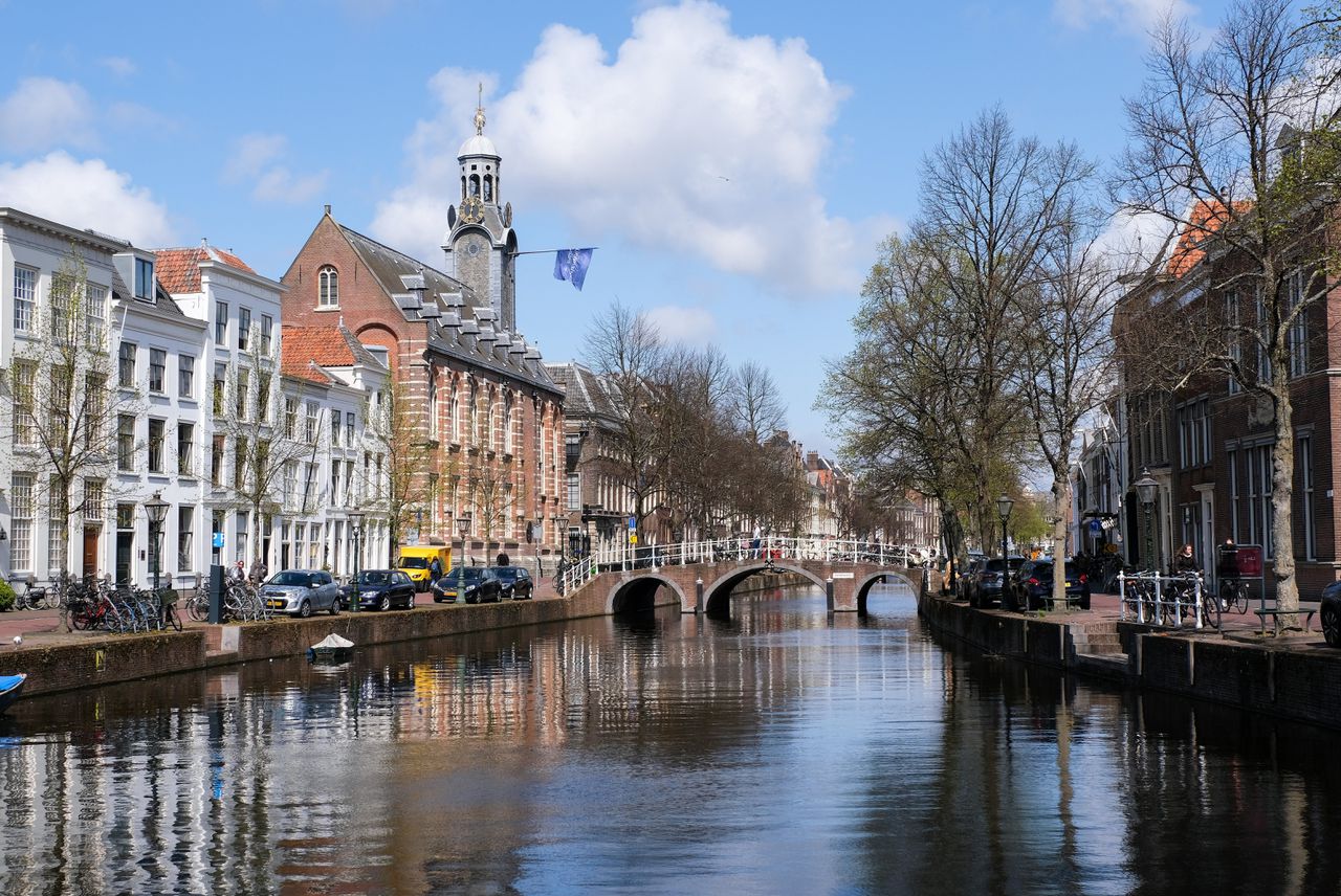 Het Rapenburg in Leiden met onder meer het Academiegebouw.