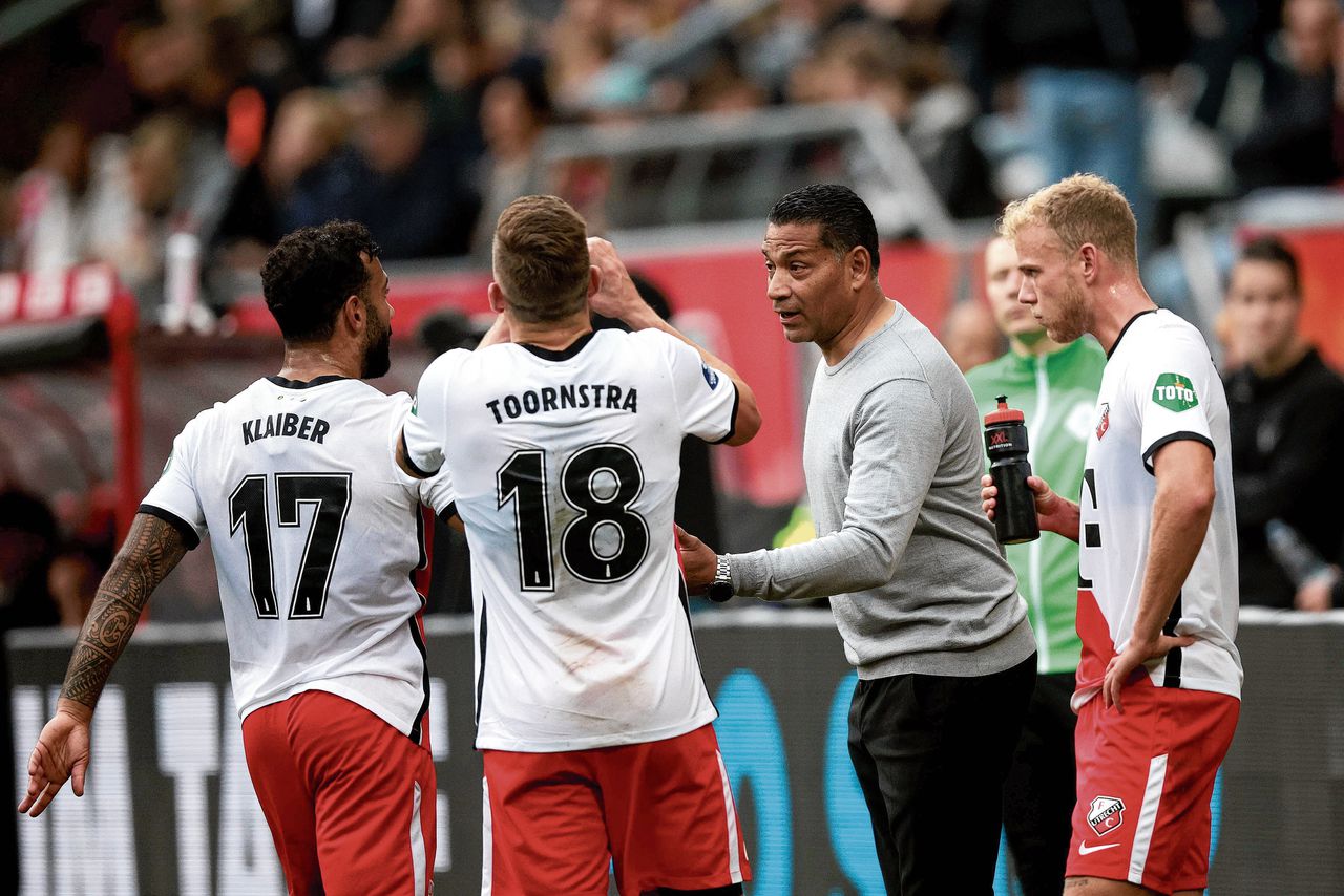 FC Utrecht-trainer Henk Fraser (tweede van rechts) overlegt tijdens de wedstrijd tegen Sparta met zijn spelers Sean Klaiber, Jens Toornstra en Luuk Brouwers.