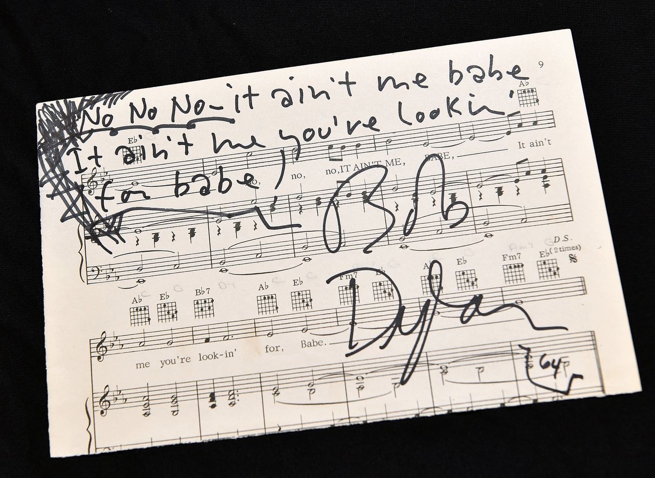 De door Bob Dylan gesigneerde bladmuziek van ‘It Aint Me Babe’ op de online-veiling van de ‘Rock & Roll Pop Culture Auction 2018’ in New York.