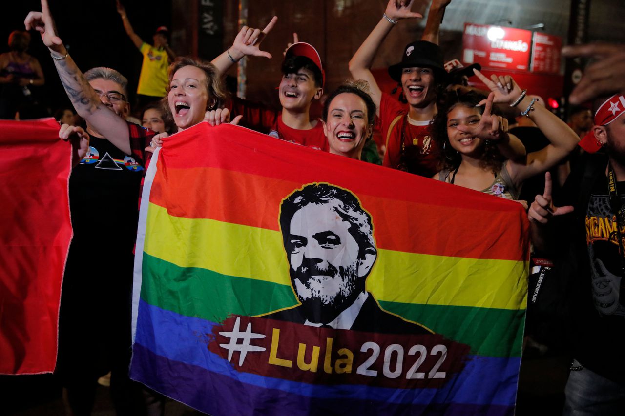 Aanhangers van Lula da Silva vieren zijn nipte overwinning bij de Braziliaanse presidentsverkiezingen.