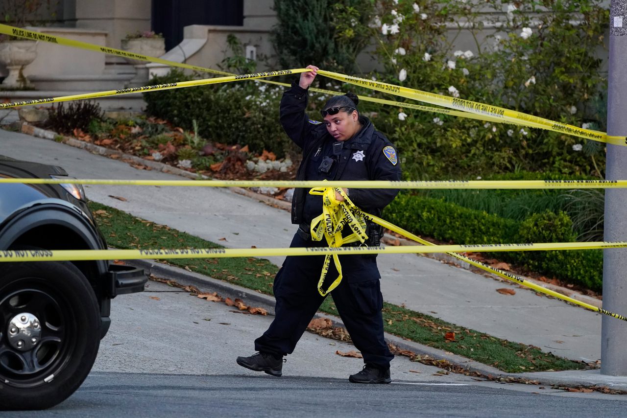 Een politieagent voor het huis van Nancy Pelosi in San Francisco.