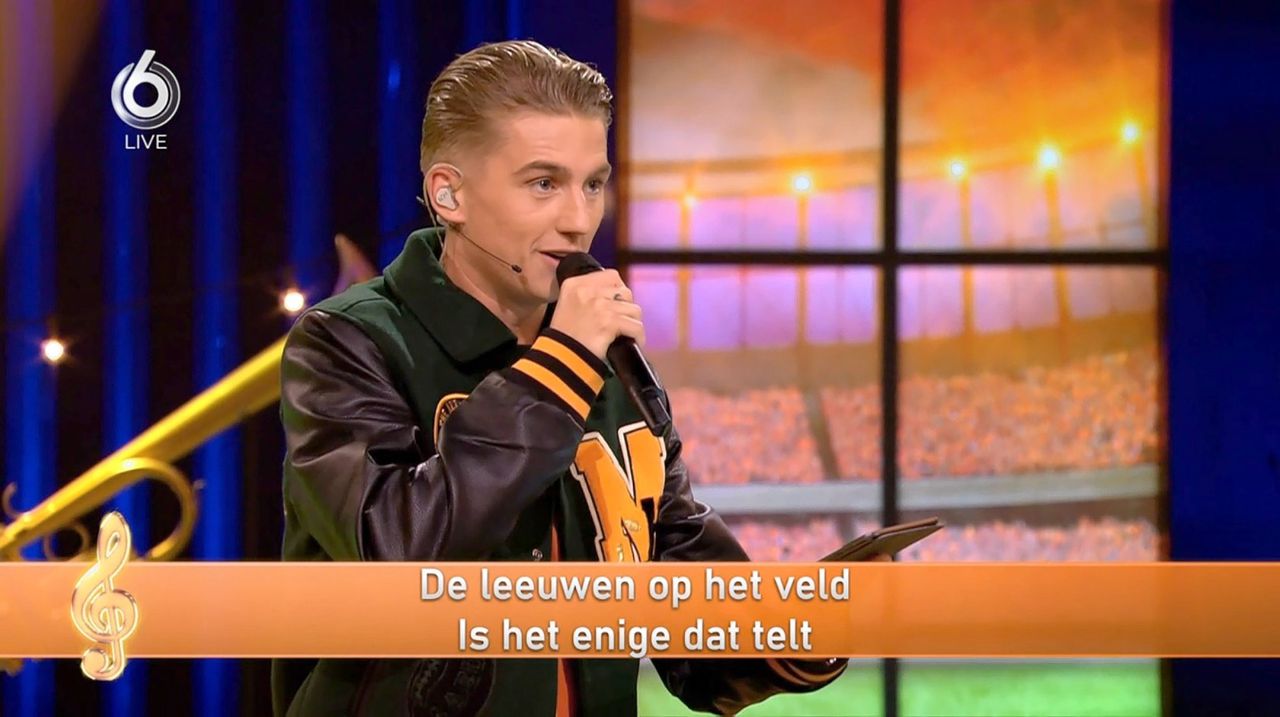 Volkszanger Mart Hoogkamer zingt ‘Mijn Oranje Hart’ in het programma I Want Your Song.