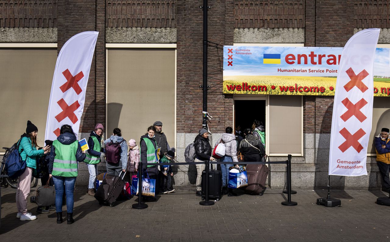 Loket voor Oekraïense vluchtelingen op Amsterdam CS