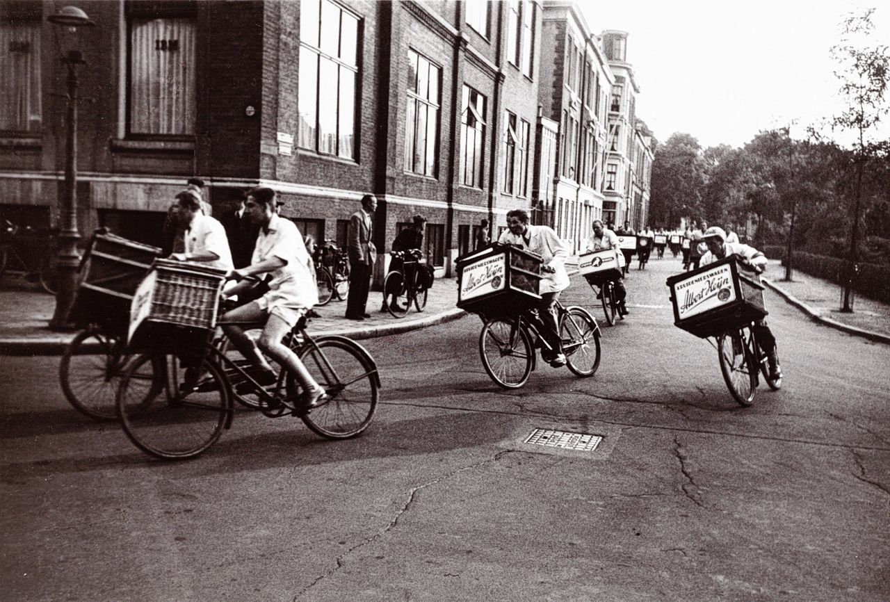 Wedstrijd tussen slagersjongens uit Amsterdam en Den Haag, hoek Falckstraat Frederiksplein, 3 juli 1950. Het parcours voerde van het Thorbeckeplein naar de Westerstraat. Den Haag won.