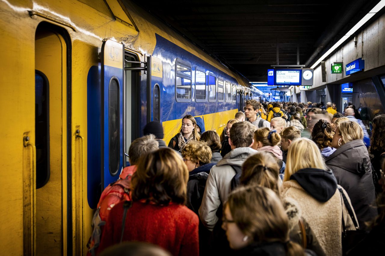 Reizigers in de ochtendspits op Utrecht Centraal afgelopen week.