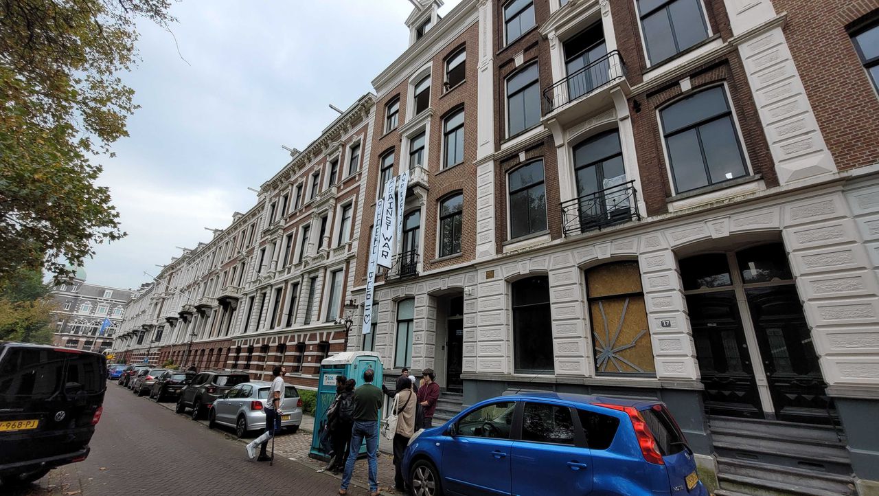 Het pand van de Russische miljardair Arkadi Volozj aan de Vossiusstraat in Amsterdam Zuid is gekraakt.