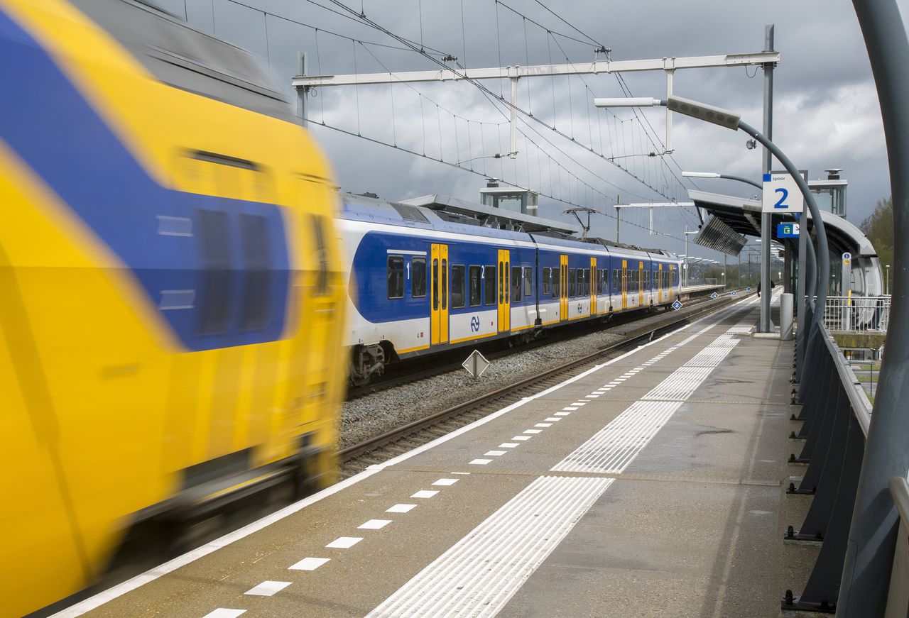 Wegens personeelstekort kan de NS al lange tijd niet zoveel treinen laten rijden als het zou willen.