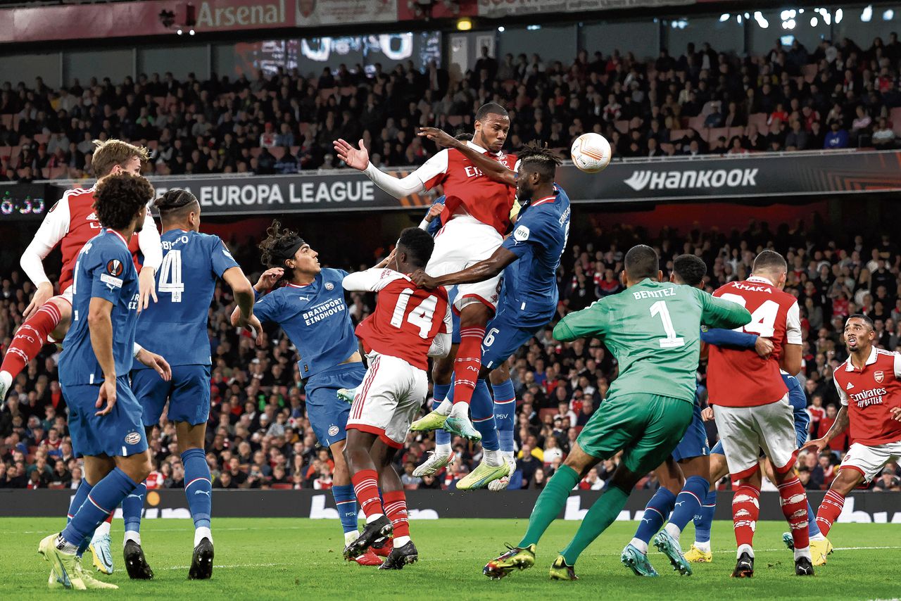 Gabriel, speler van Arsenal, wint een kopduel van PSV-verdediger Ibrahim Sangaré.