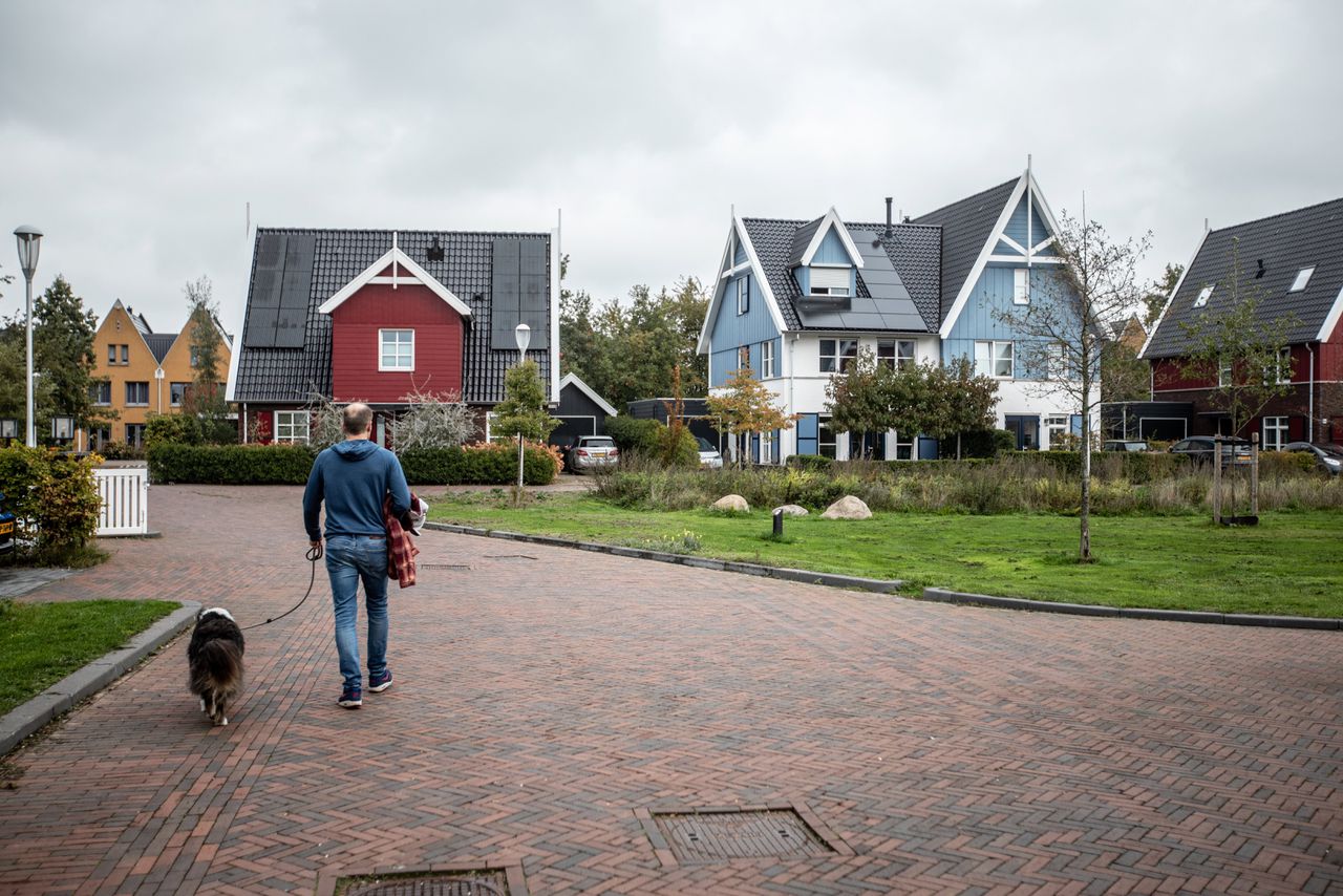 De nieuwbouwwijk Vathorst-De Bron in Amersfoort. De inwoners besteden 0 tot 1 procent van hun inkomen aan de energierekening, in plaats van 8 procent – het Nederlands gemiddelde.