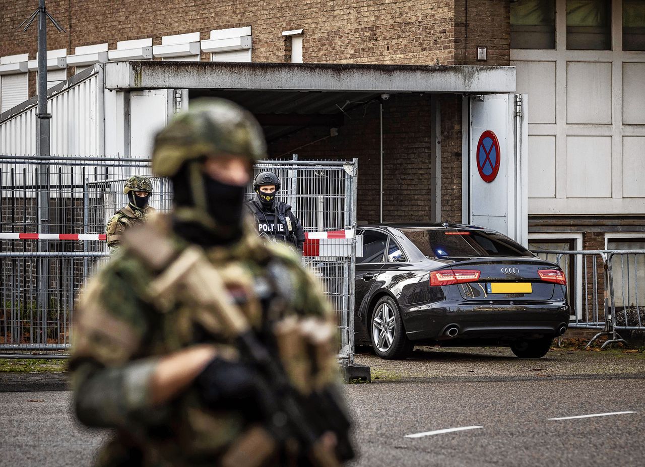 Ridouan Taghi bij aankomst in de zwaar beveiligde rechtbank in Osdorp, 28 oktober 2022.