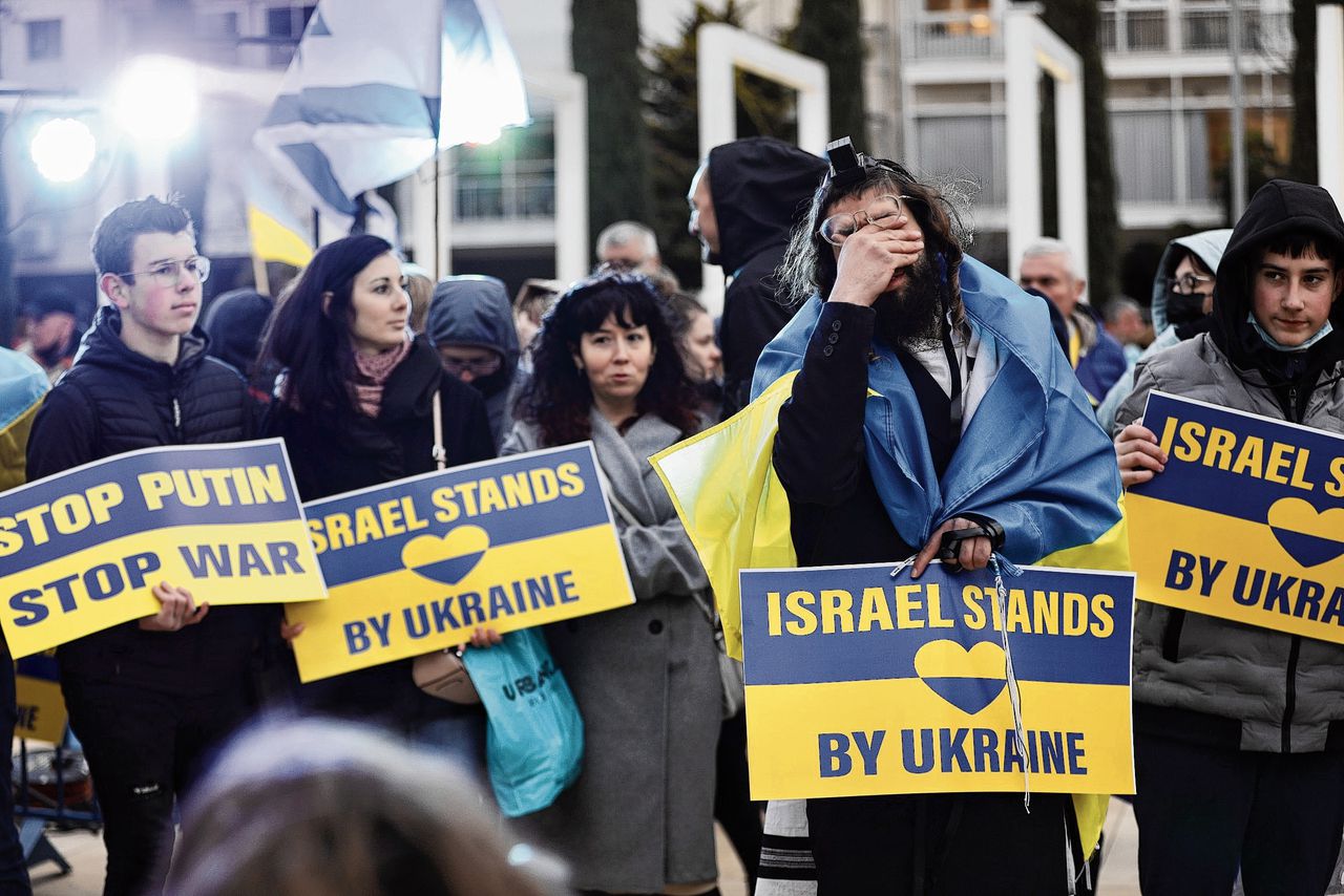 Demonstranten in Tel Aviv, onder wie veel uit Rusland afkomstige Joden, laten zien dat ze Poetins invasie in Oekraïne afkeuren.