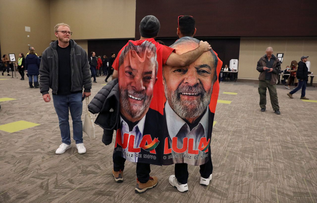 Twee mensen in Canada dragen zondag een spandoek met een afbeelding van Lula.