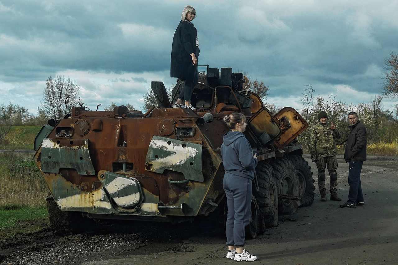 Een vernield Russisch legervoertuig, nabij de frontlinie in Oekraïne.