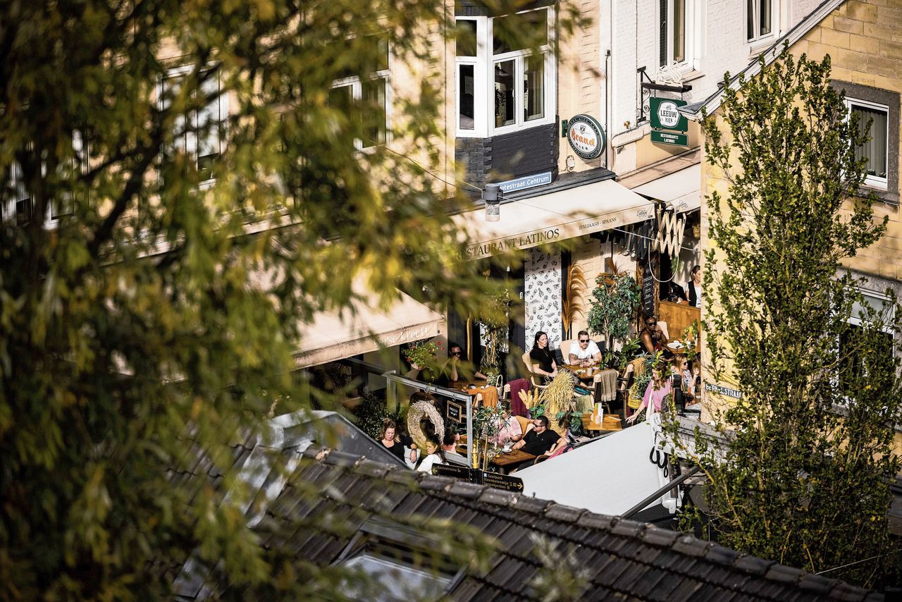 Drukte op een terras in het centrum van Valkenburg, deze vrijdag.