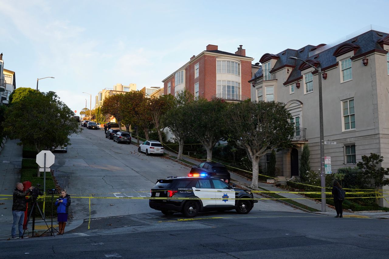 Politieauto bij het huis van de familie Pelosi in San Francisco