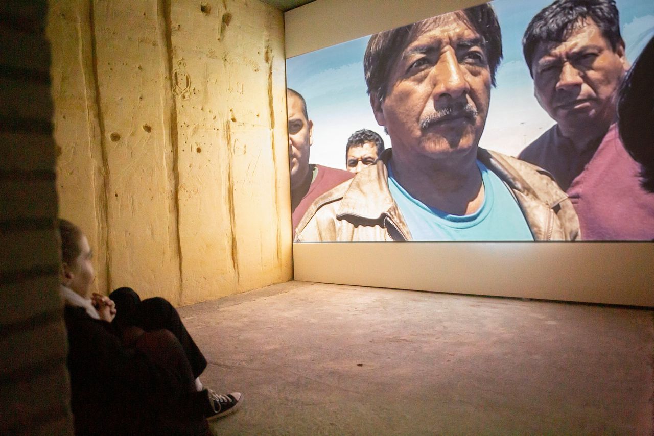 De expositie No Access in de Zuid-Limburgse Cannerberg toont indringende films over asielzoekers, zoals ‘Centro di Permanenza Temporanea’ van Adrian Paci. Foto Bert Janssen