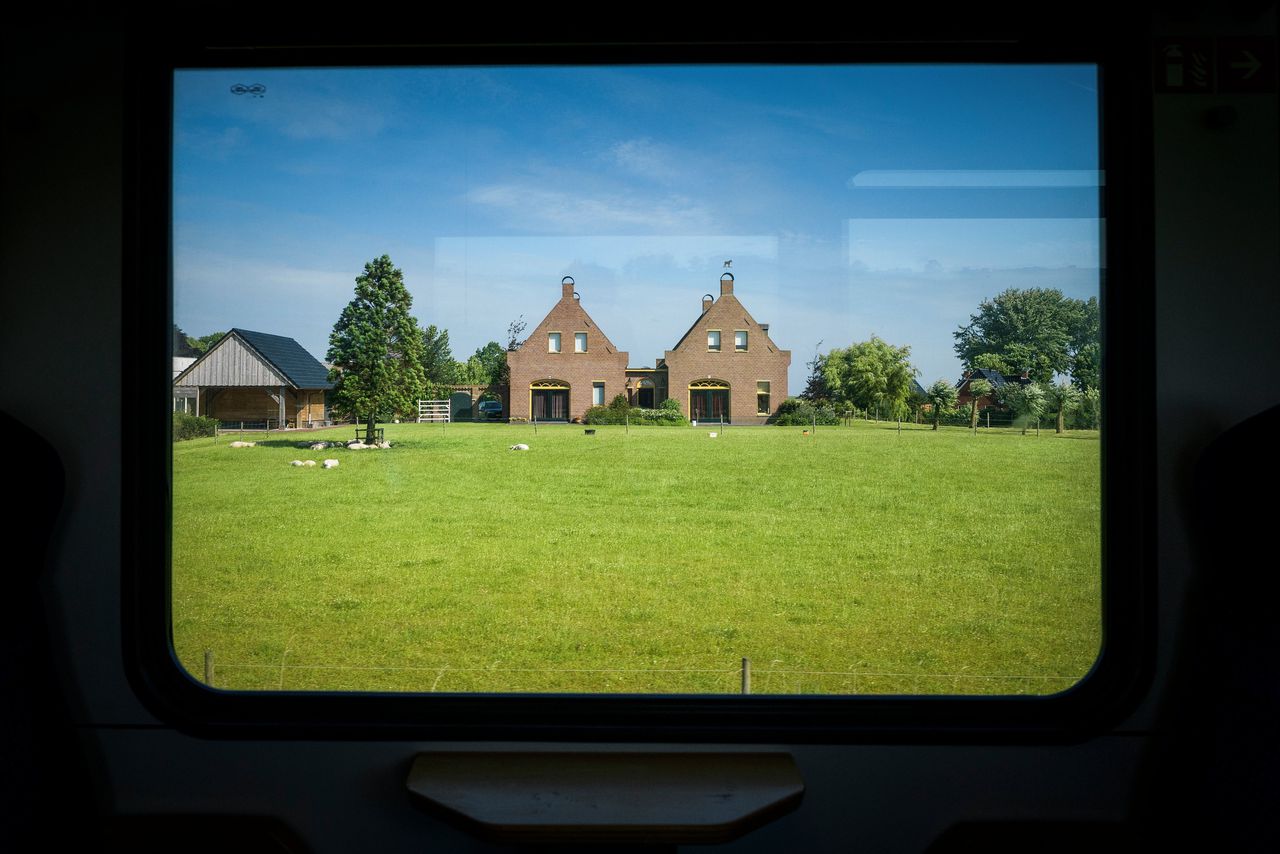 Man, trein, kind: het lijken gegevenheden in Tussentijds, maar Peter Zantingh speelt ermee.