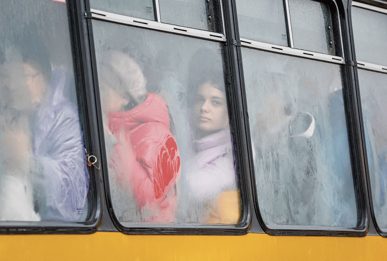 Bewoners van het door Rusland bezette Cherson wachten in de bus bij het stadje Olesjky vlakbij Cherson tot ze worden geëvacueerd naar de Krim.